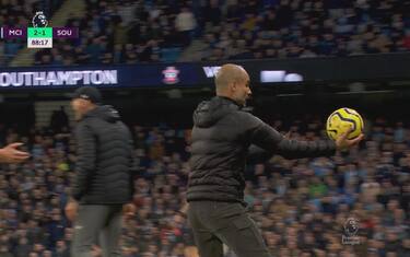 Furia Pep: regala pallone a vice allenatore Saints