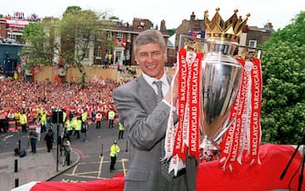 LONDON, ENGLAND - MAY 19:  Arsenal manager Arsene Wenger holds the Premier League trophy at Islington Town Hall on May 19, 2004 in London, England.  (Photo by Stuart MacFarlane/Arsenal FC via Getty Images)