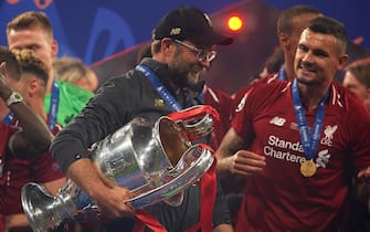 1153100390 MADRID, SPAIN - JUNE 01: Jurgen Klopp, Manager of Liverpool celebrates with the Champions League Trophy after winning the UEFA Champions League Final against Tottenham Hotspur at Estadio Wanda Metropolitano on June 01, 2019 in Madrid, Spain (Photo by Quality Sport Images/Getty Images)