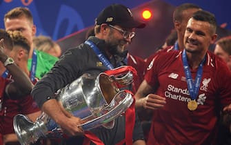 MADRID, SPAIN - JUNE 01:  Jurgen Klopp, Manager of Liverpool celebrates with the Champions League Trophy after winning the UEFA Champions League Final against Tottenham Hotspur at Estadio Wanda Metropolitano on June 01, 2019 in Madrid, Spain (Photo by Quality Sport Images/Getty Images)