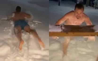 Kane da brividi: si tuffa nudo nella neve. VIDEO