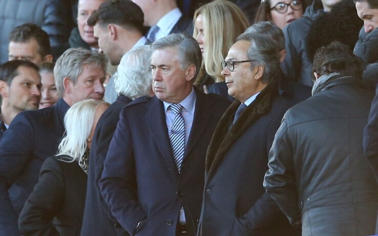Carlo Ancelotti osserva il suo Everton dalla tribuna