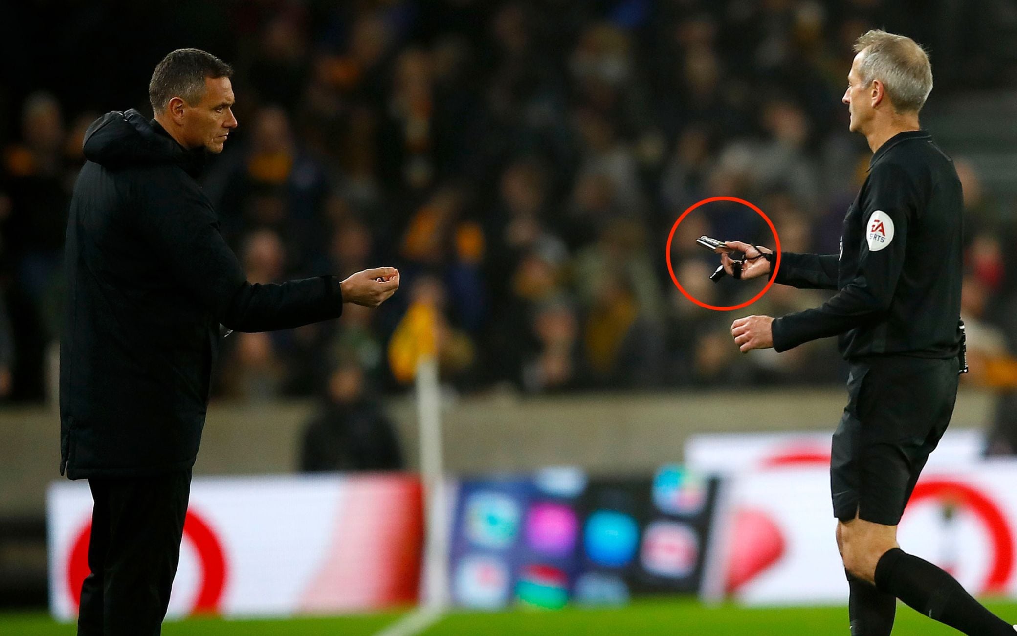 Poi portato fuori dal campo da Atkinson L'arbitro Atkinson porta la fiaschetta fuori dal campo