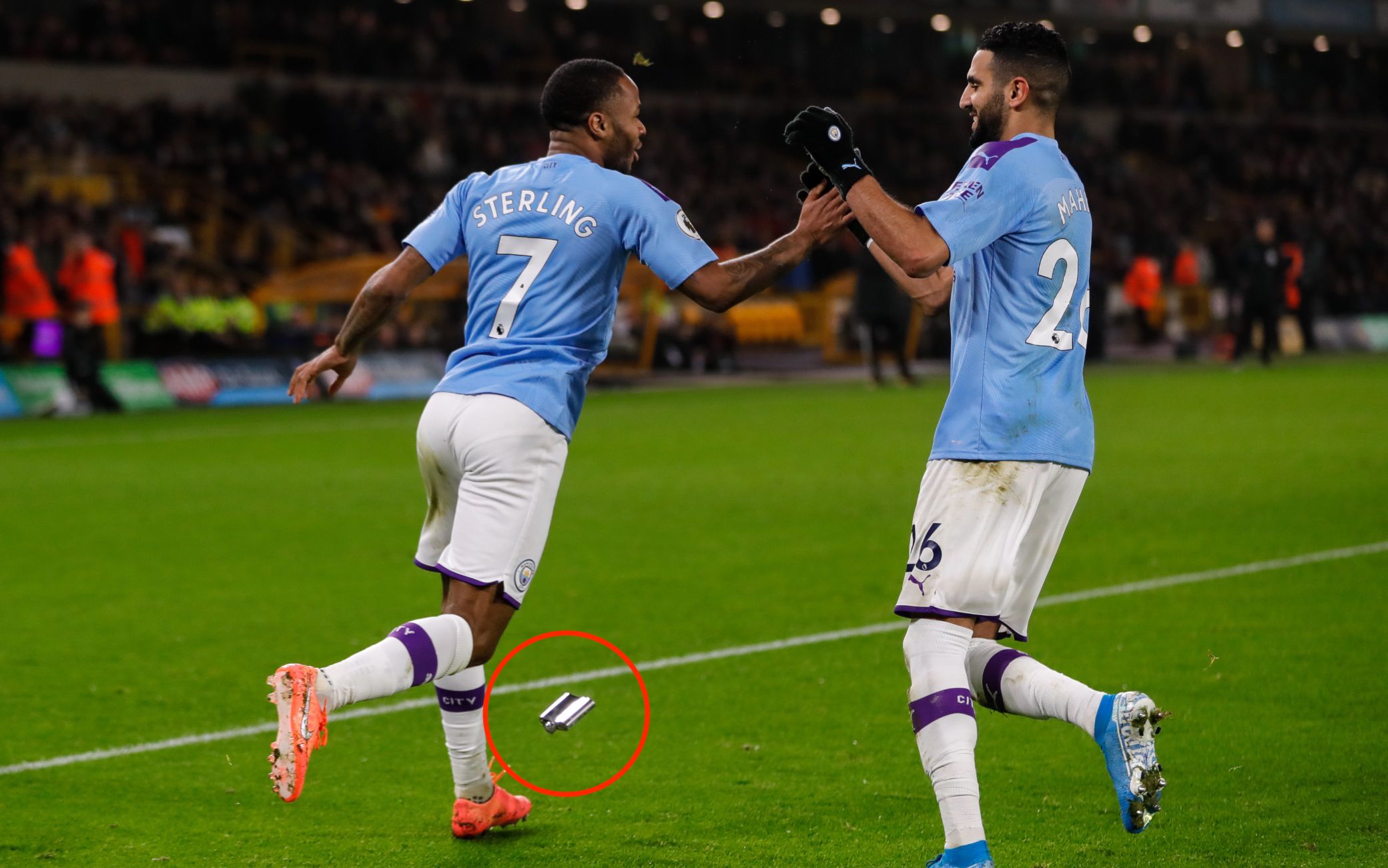 Il momento in cui la fiaschetta arriva sul campo, subito dopo la rete di Sterling La fiaschetta arriva sul campo durante Wolves-Man City