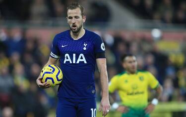 Kane salva Mou, 2-2 col Norwich. Colpo Leicester