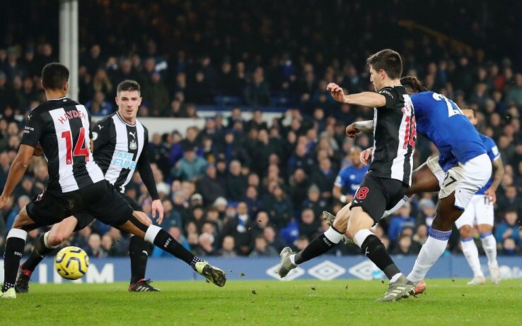 Moise Kean calcia il tiro dell'1-0 in Everton-Newcastle