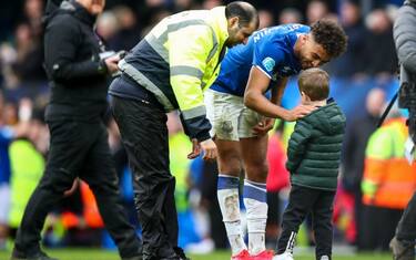 Calvert-Lewin regala maglia a baby invasore: VIDEO