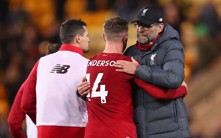 Jurgen Klopp e Jordan Henderson festeggiano la vittoria sul Norwich