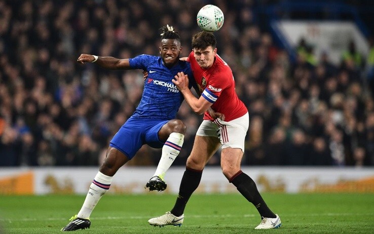 Michy Batshuayi e Harry Maguire a contrasto