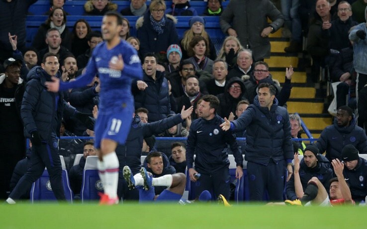 Le proteste della panchina del Chelsea dopo l'intervento di Maguire