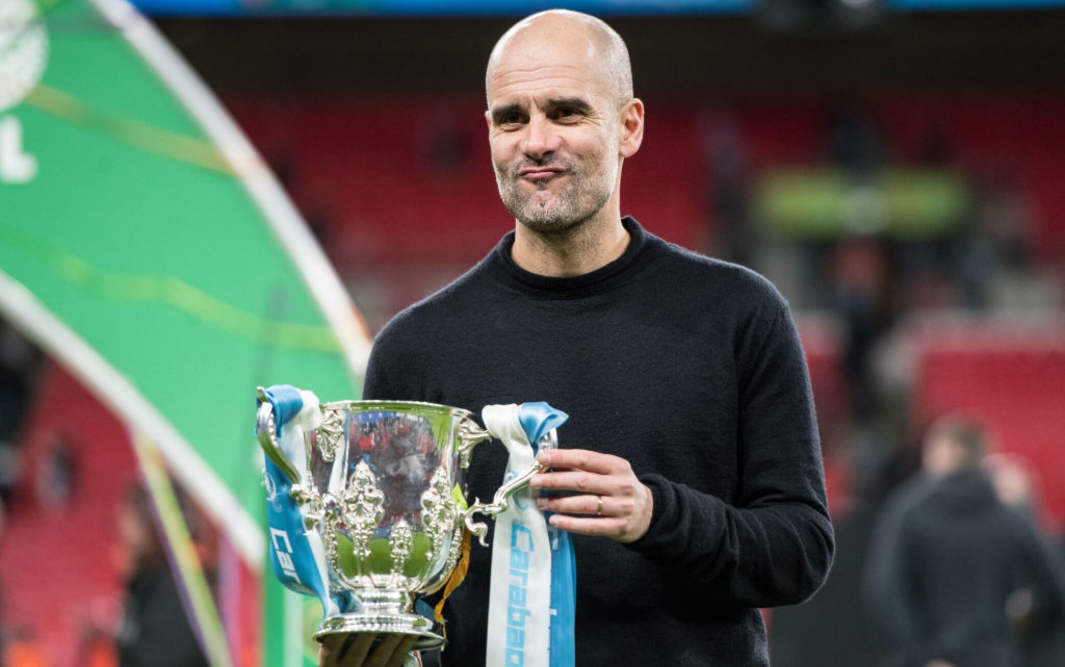 Guardiola mostra orgoglioso la Carabao Cup