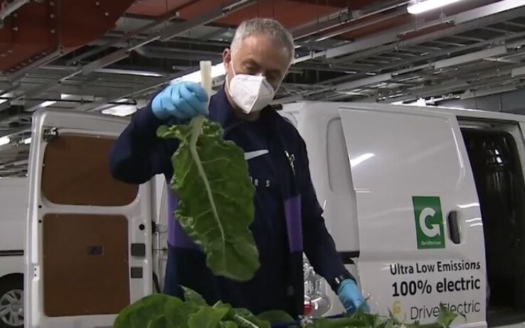 Mourinho al lavoro nel centro di distribuzione alimentare all'interno dello stadio del Tottenham José Mourinho