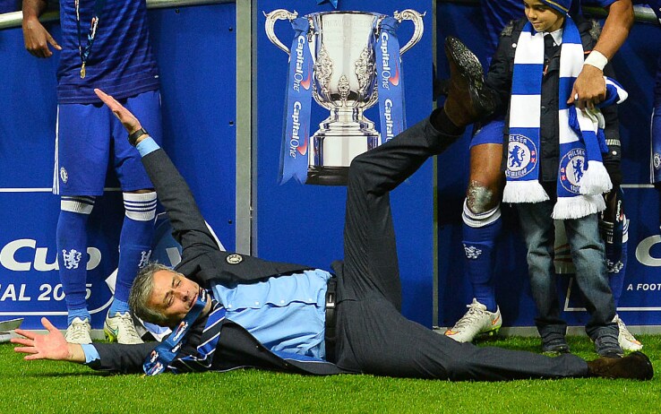 Mourinho scherza durante la premiazione della Coppa di Lega 2015 (il primo trofeo della sua seconda vita al Chelsea)