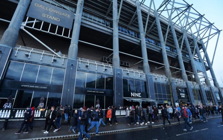 I tifosi del Newcastle all'esterno del Nine I tifosi del Newcastle all'esterno del Nine