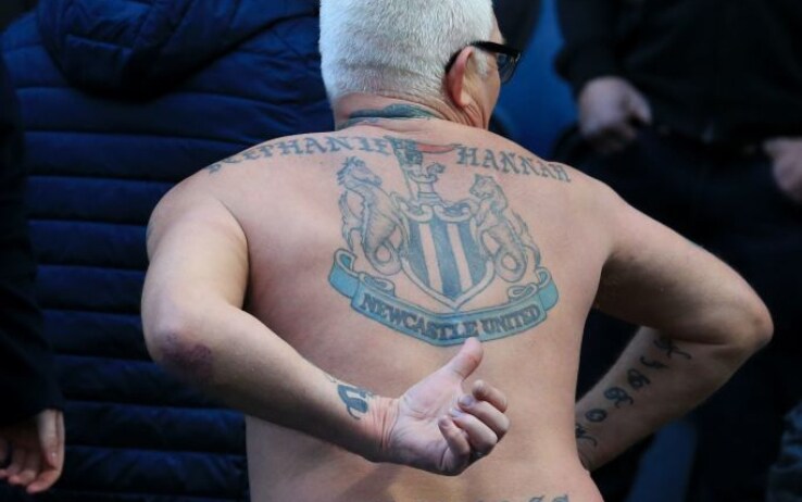 Un tifoso della Gallowgate End mostra orgoglioso il suo tatuaggio Un tifoso della Gallowgate End mostra orgoglioso il suo tatuaggio