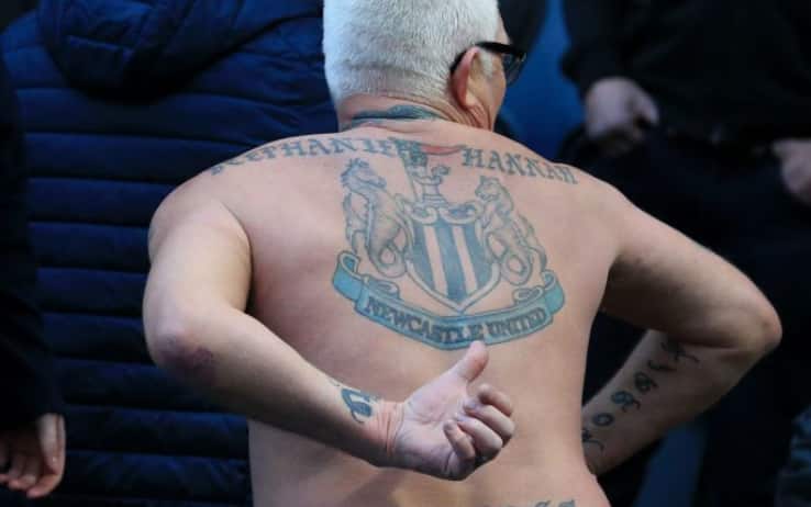 Un tifoso della Gallowgate End mostra orgoglioso il suo tatuaggio