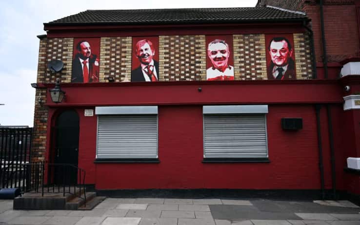 Le foto di Rafael Benitez, Kenny Dalglish, Joe Fagan e Bob Paisley ornano le pareti di un pub nei pressi di Anfield