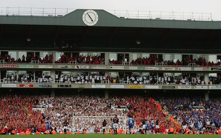 L'iconico orologio in cima alla Clock End a Highbury