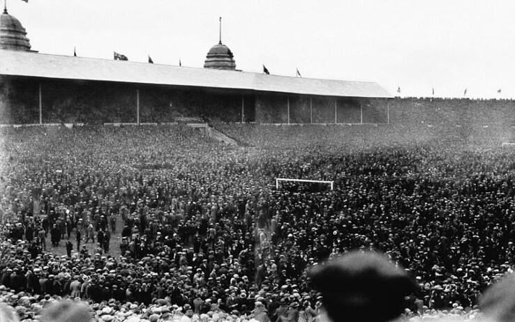 Invasione di campo sul prato di Wembley al termine della "White Horse Final" del 1923, la prima finale di FA Cup vinta 2-0 dal Bolton sul West Ham