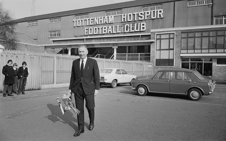 Bill Nicholson con in mano il trofeo della Coppa di Lega del 1971