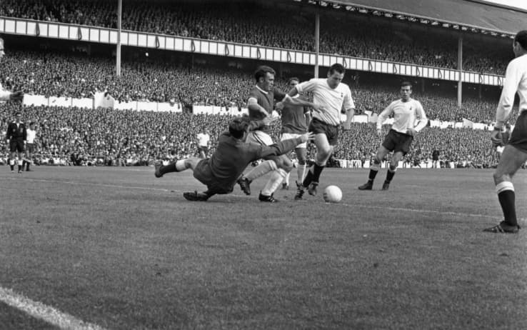 Dave Mackay durante un Tottenham-Arsenal del 1966