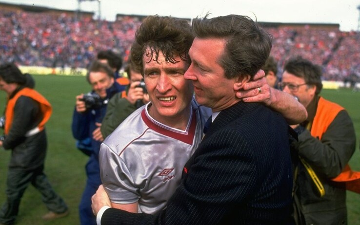 Ferguson consola un avversario dopo la finale di Scottish Cup 1986 vinta dal suo Aberdeen sugli Hearts