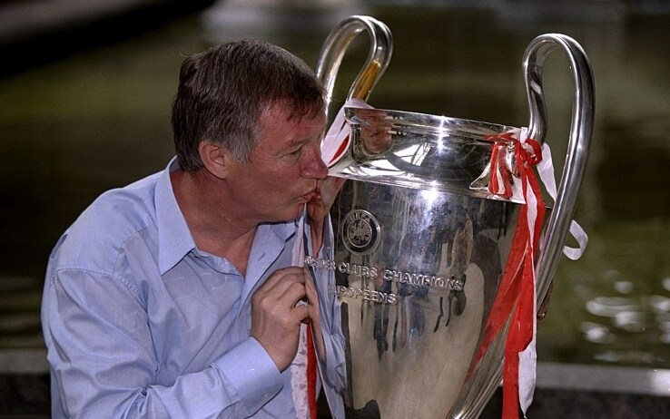 Alex Ferguson con la Coppa dei Campioni 1999, vinta in finale contro il Bayern Monaco