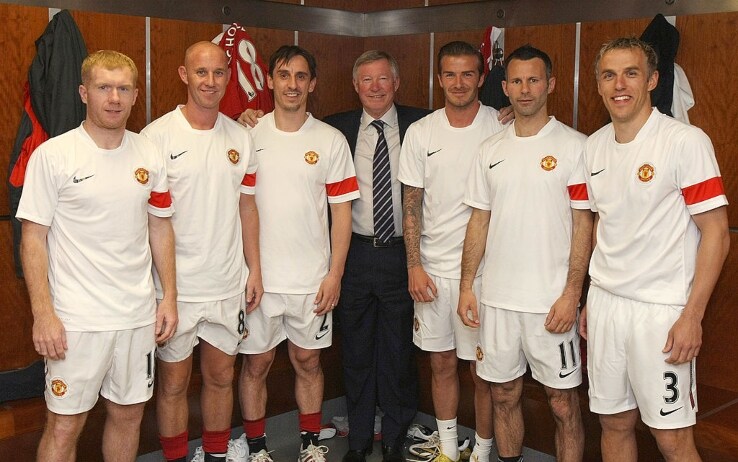 Ferguson nello spogliatoio dell'Old Trafford con alcuni giocatori del "Treble" 1999: da sinistra a destra Scholes, Butt, Gary Neville, Beckham, Giggs e Phil Neville