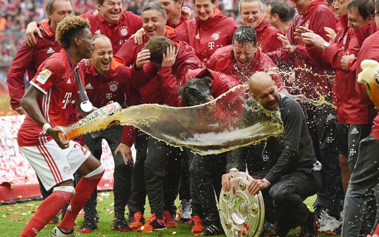 Alaba e il bagno di birra a Pep dopo la Bundesliga vinta nel 2016 Alaba e il bagno di birra a Pep dopo la Bundesliga vinta nel 2016
