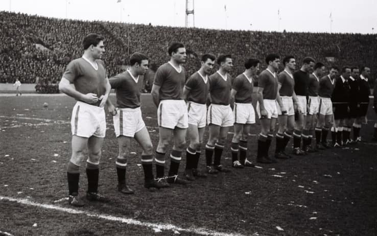 5 febbraio 1958, l’ultima foto dello United (in campo contro la Stella Rossa a Belgrado) prima del disastro aereo di Monaco