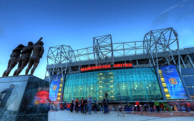 East Stand, a sinistra le statue di Bobby Charlton, Dennis Law e Geroge Best; sullo sfondo quella di Matt Busby East Stand, a sinistra le statue di Bobby Charlton, Dennis Law e Geroge Best; sullo sfondo quella di Matt Busby