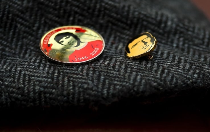 Le spille di George Best ed Eric Cantona sul cappello di un tifoso United Le spille di George Best ed Eric Cantona sul cappello di un tifoso United