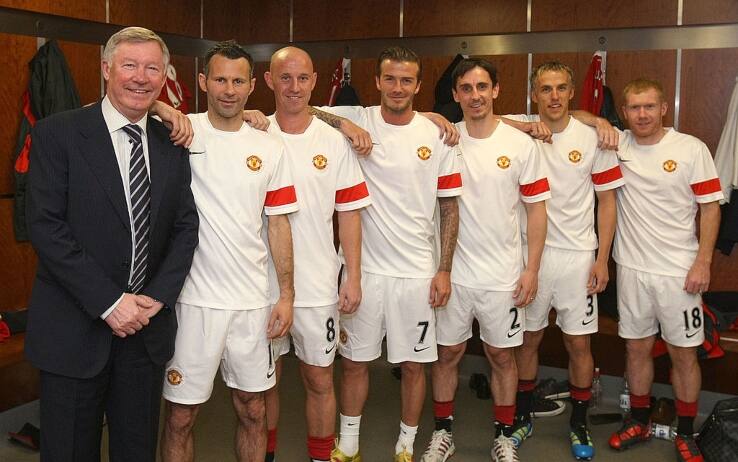 "The Class of 1992". Da sinistra: Sir Alex Ferguson, Ryan Giggs, Nicky Butt, David Beckham, Gary Neville, Phil Neville e Paul Scholes 
