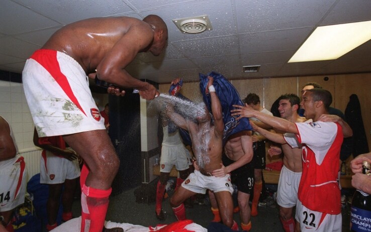 Festa a base di champagne nello spogliatoio dei Gunners dopo la vittoria della Premier nel 2004