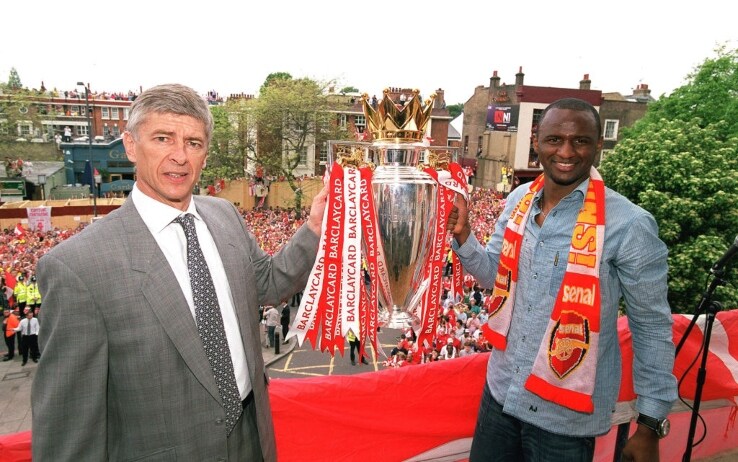 Wenger e Patrick Vieira con il trofeo della Premier 2004
