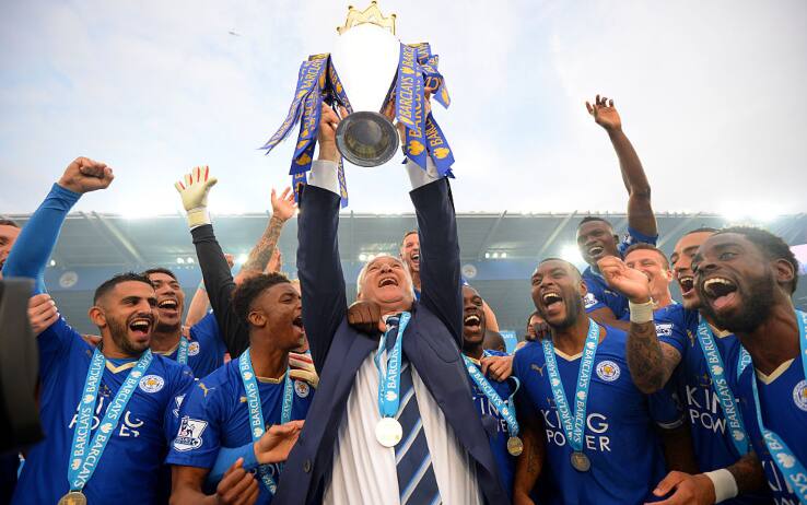 Claudio Ranieri alza il trofeo della Premier League nel 2016