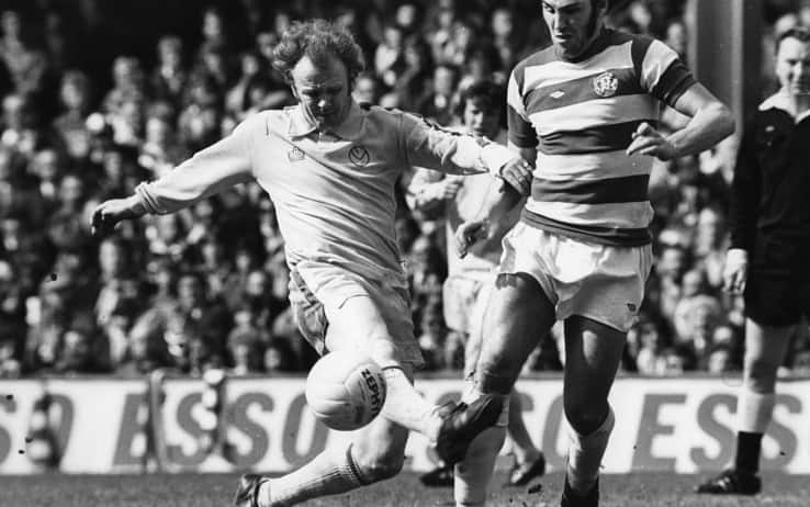 Billy Bremner in contrasto con Gerry Francis in un Leeds-QPR del 1975