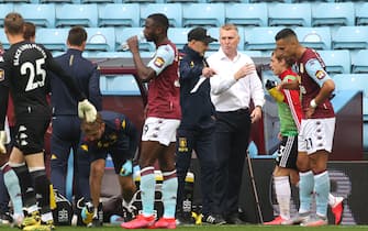 BIRMINGHAM, ENGLAND - JUNE 17: Dean Smith, Manager of Aston Villa gives his team instructions during a drinks break during the Premier League match between Aston Villa and Sheffield United at Villa Park on June 17, 2020 in Birmingham, England. (Photo by Carl Recine/Pool via Getty Images)