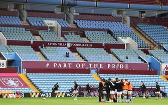 BIRMINGHAM, ENGLAND - JUNE 17: The Aston Villa team create a huddle as they warm up prior to the Premier League match between Aston Villa and Sheffield United at Villa Park on June 17, 2020 in Birmingham, England. (Photo by Paul Ellis/Pool via Getty Images)