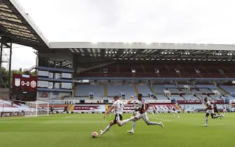 epa08491263 Enda Stevens (L) of Sheffield United and Ezri Konsa (R) of Aston Villa in action in front of empty stands during the English Premier League soccer match between Aston Villa and Sheffield United at Villa Park in Birmingham, Britain, 17 June 2020.  EPA/PAUL ELLIS / NMC / AFP POOL EDITORIAL USE ONLY. No use with unauthorized audio, video, data, fixture lists, club/league logos or 'live' services. Online in-match use limited to 120 images, no video emulation. No use in betting, games or single club/league/player publications.
