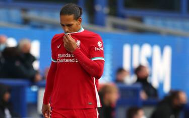 Crociato rotto per Van Dijk: il difensore si opera
