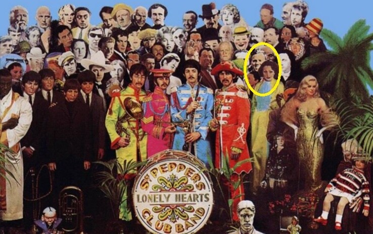 La cover di Sgt. Pepper’s con il calciatore Albert Stubbins (cerchiato in giallo) Sgt. Pepper’s dei Beatles