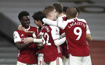 epa08905028 Bukayo Saka (L) i Arsenalit feston me shokët e skuadrës pasi shënoi epërsinë 3-0 gjatë ndeshjes së futbollit në Premier League angleze midis Arsenal FC dhe Chelsea FC në Londër, Britani, 26 Dhjetor 2020. EPA / Andrew Boyers / P USRDORIMI POTENIK VETLM. Asnjë përdorim me audio, video, të dhëna, lista të pajisjeve të paautorizuara, logot e klubeve / ligave ose shërbimet 'live'. Përdorimi online në ndeshje i kufizuar në 120 imazhe, pa imitim video. Nuk përdoret në bast, lojëra ose botime të vetme të klubeve / ligave / lojtarëve.