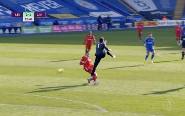 Leicester-Liverpool, che papera di Alisson! VIDEO
