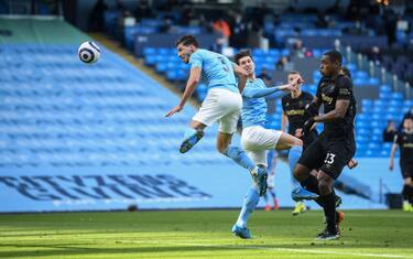 Il City vince coi difensori, 14° successo di fila