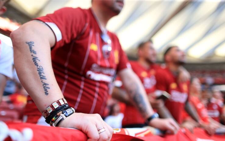 Un tifoso del Liverpool con il tatuaggio: "You'll never walk alone"