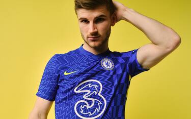 Il Chelsea cambia look, nuova maglia per la finale