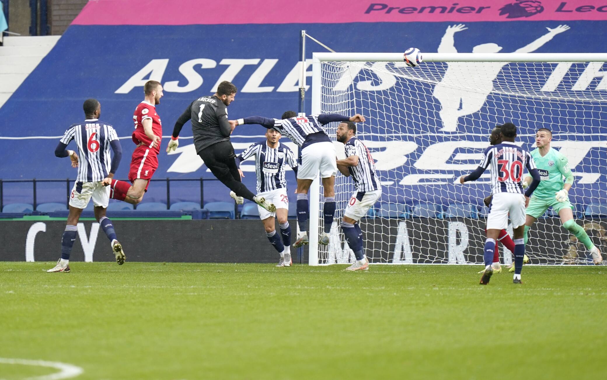 Premier, incredibile Alisson: il portiere del Liverpool ...