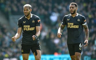 NORWICH, ENGLAND - APRIL 23:  Joelinton of Newcastle United FC (7) celebrates after scoring the opening goal with teammate Jamaal Lascelles (R) during the Premier League match between Norwich City and Newcastle United at Carrow Road on April 23, 2022 in Norwich, England. (Photo by Serena Taylor/Newcastle United via Getty Images)