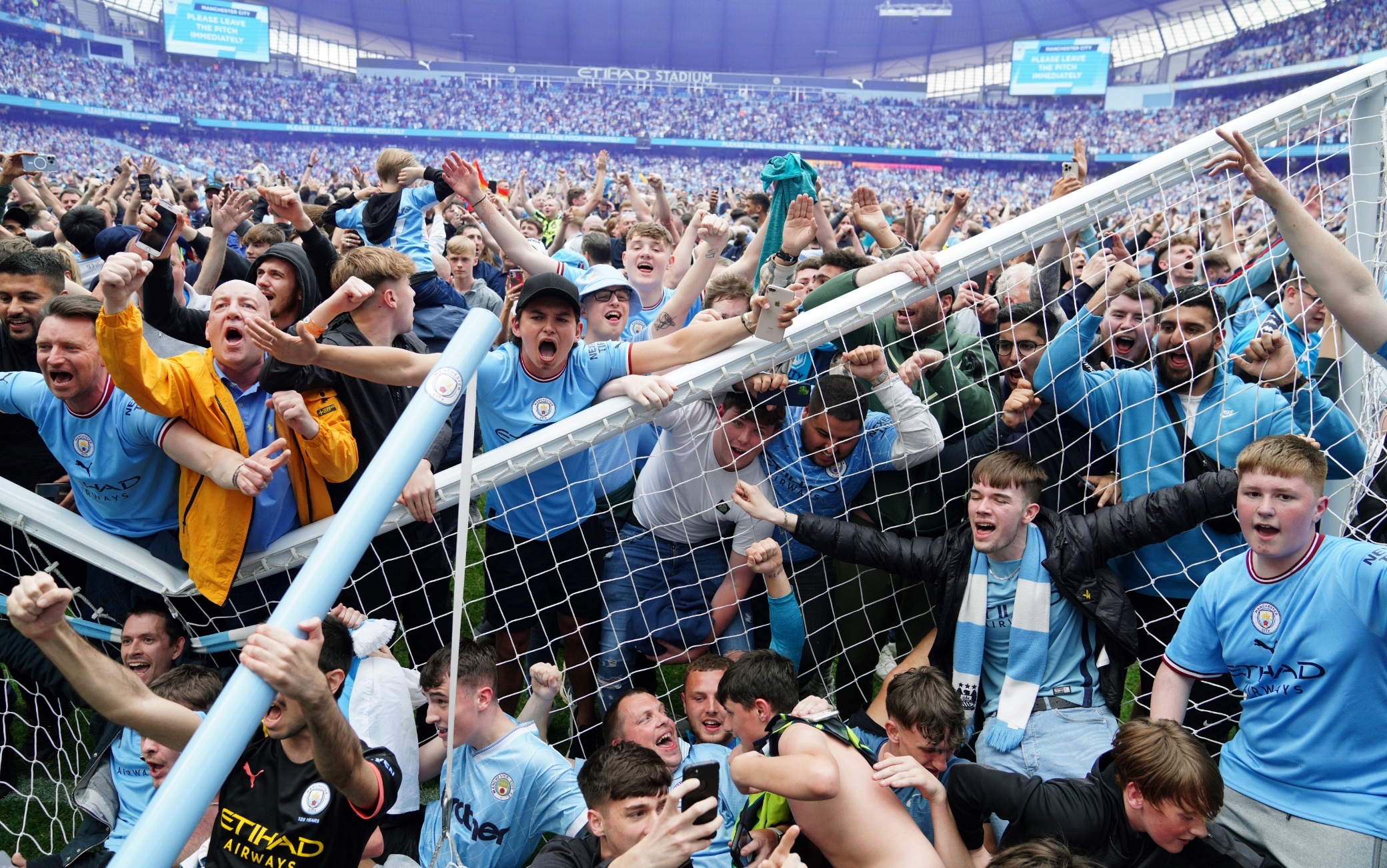 Manchester City campione d'Inghilterra, la festa e l'invasione di ...